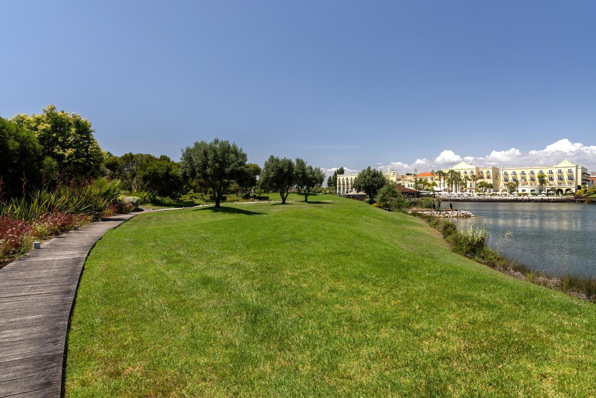 Domes Lake Algarve, Autograph Collection Vilamoura Exterior foto View of the park