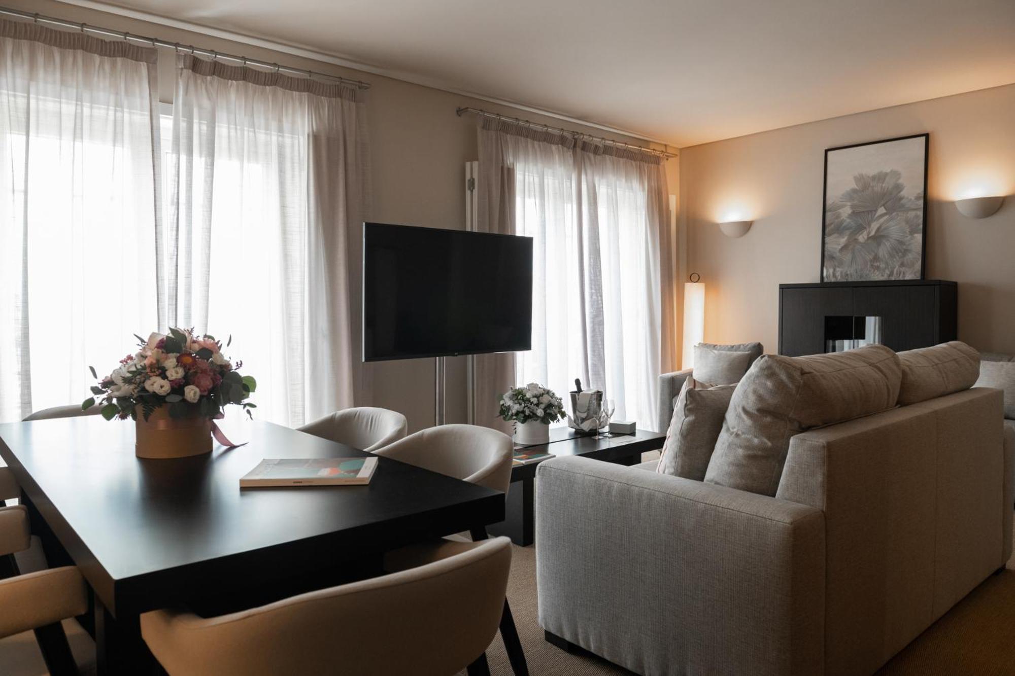 Domes Lake Algarve, Autograph Collection Vilamoura Exterior foto A living room in a serviced apartment in Madrid, Spain