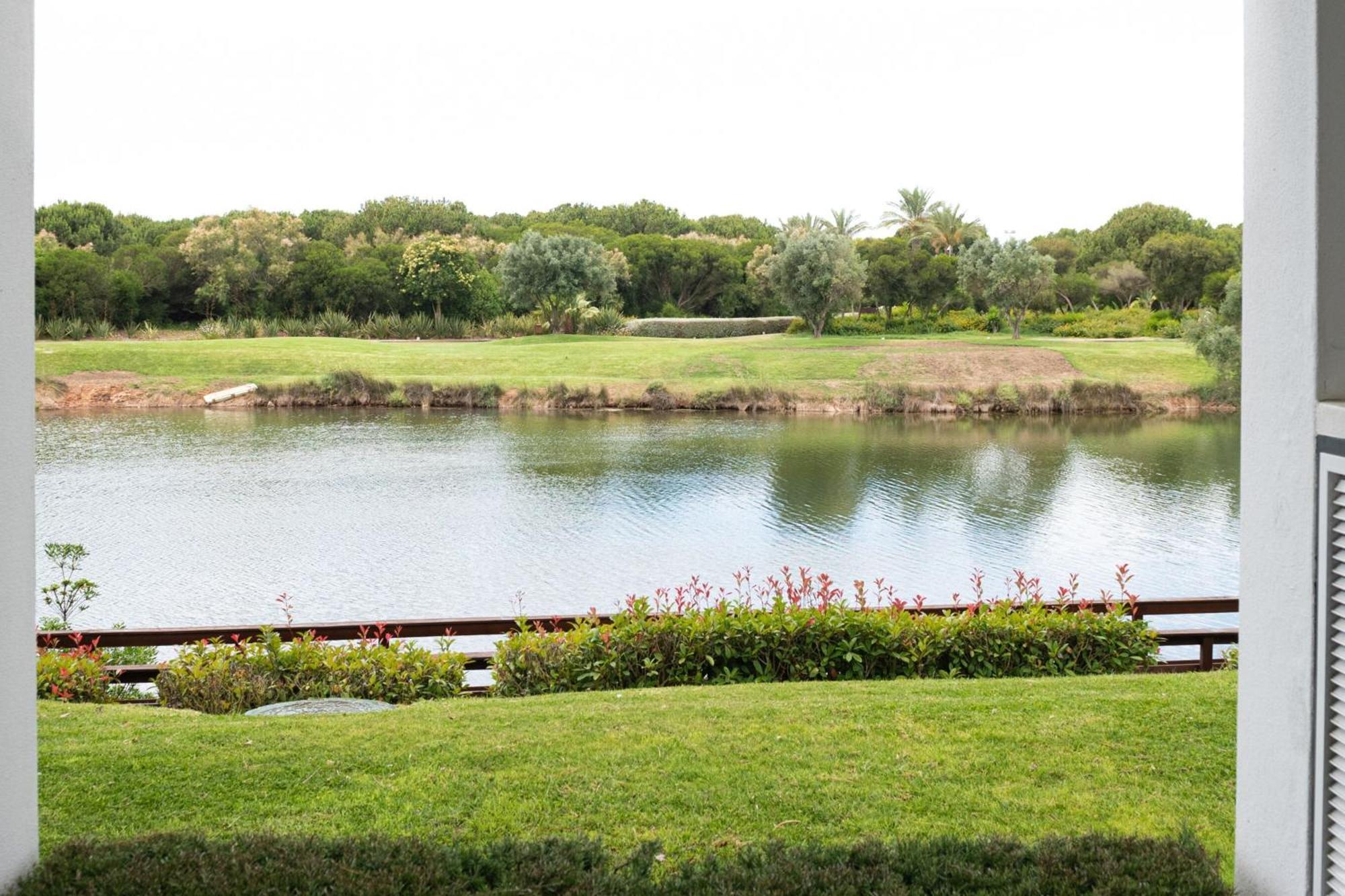 Domes Lake Algarve, Autograph Collection Vilamoura Exterior foto The 18th hole at the 2007 PGA Championship